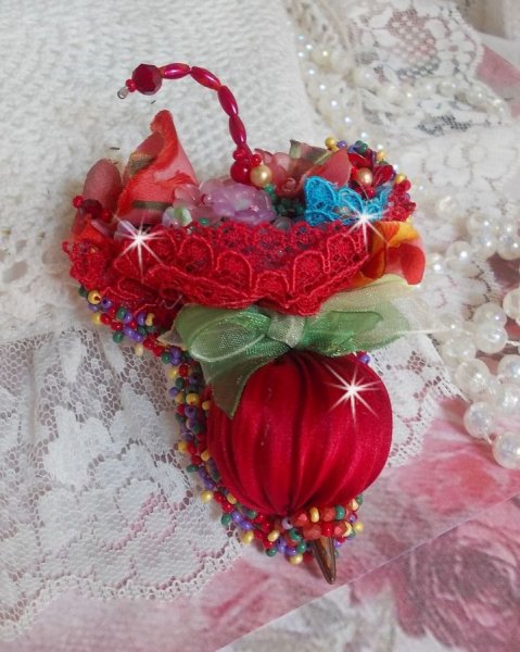 Broche Paraguas Rub&iacute; bordado con cinta de seda roja, cristales de Swarovski, flores de Lucite, cuentas de cristal de Bohemia y rocallas