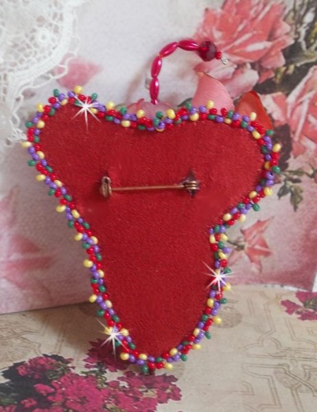 Broche Paraguas Rub&iacute; bordado con cinta de seda roja, cristales de Swarovski, flores de Lucite, cuentas de cristal de Bohemia y rocallas