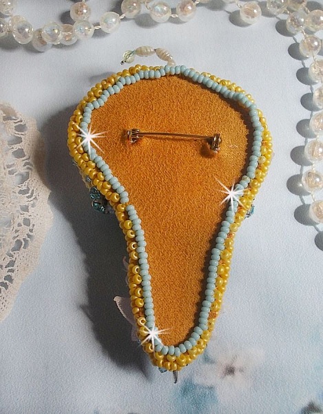 Broche flor paraguas bordado con cinta de seda gris/amarilla, cristales de Swarovski, flores de Lucite, cuentas de n&aacute;car, encaje y rocallas