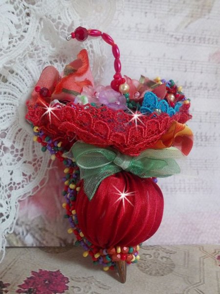 Broche Paraguas Rub&iacute; bordado con cinta de seda roja, cristales de Swarovski, flores de Lucite, cuentas de cristal de Bohemia y rocallas