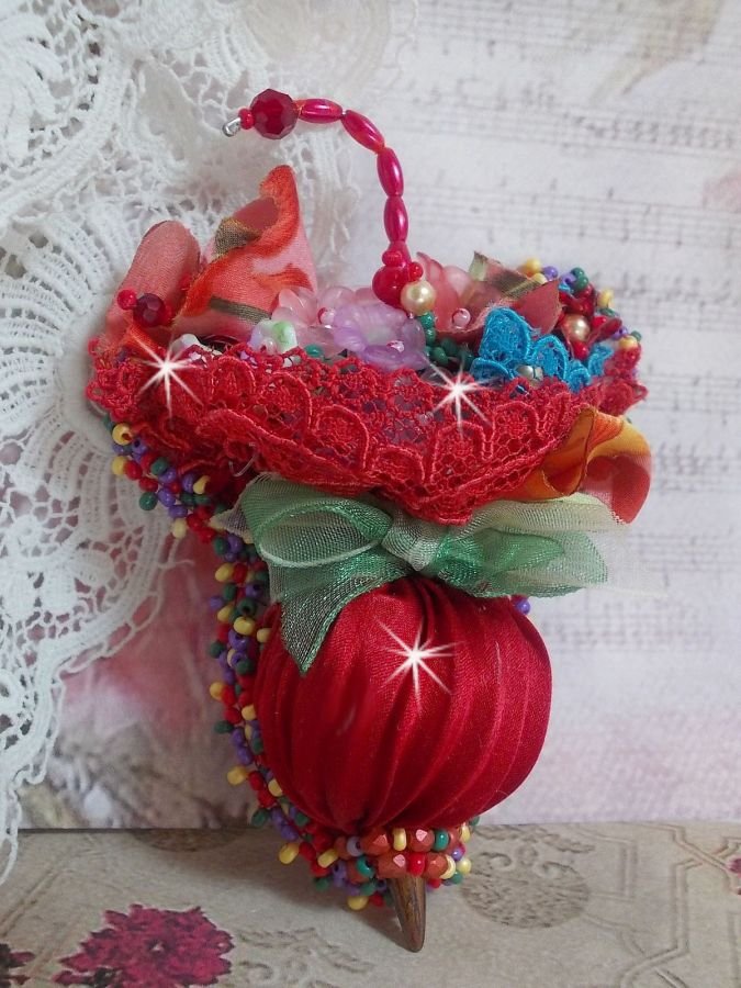 Broche Paraguas Rubí bordado con cinta de seda roja, cristales de Swarovski, flores de Lucite, cuentas de cristal de Bohemia y rocallas