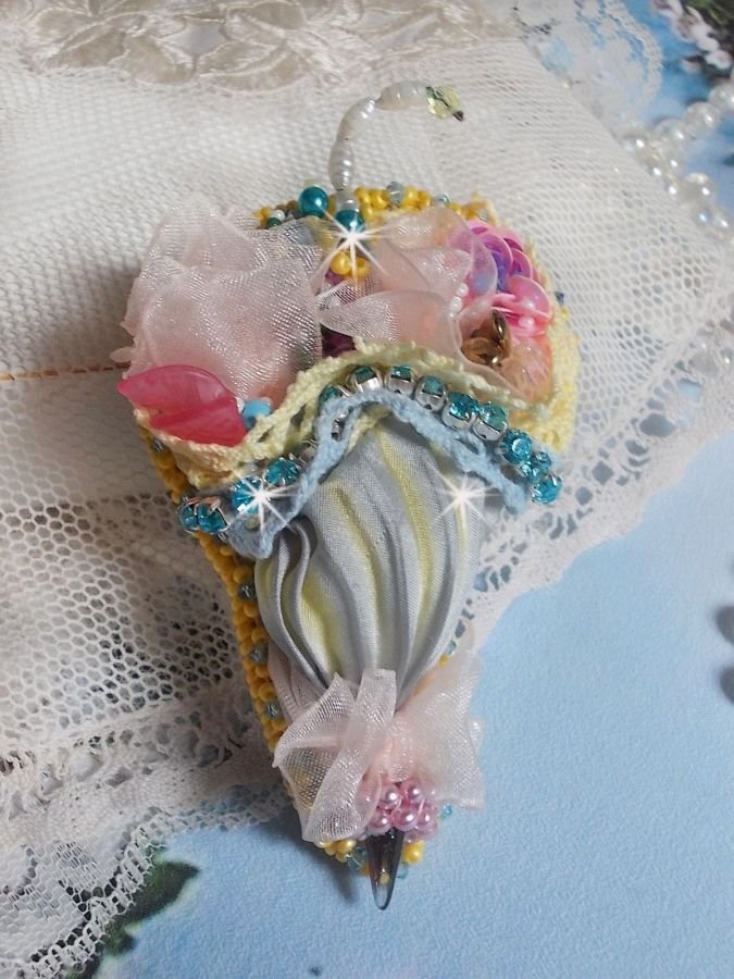 Broche flor paraguas bordado con cinta de seda gris/amarilla, cristales de Swarovski, flores de Lucite, cuentas de nácar, encaje y rocallas