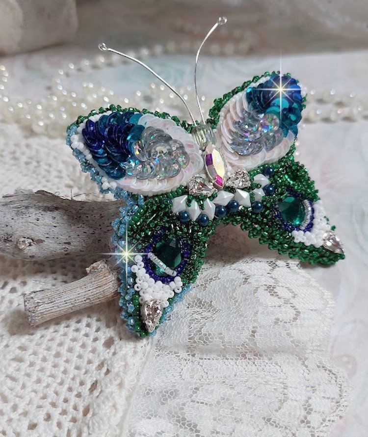 Broche Papillon Clair de Lune Lune brodée avec des cristaux, sequins et rocailles