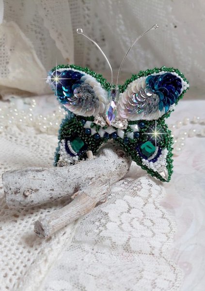 Broche Papillon Clair de Lune Lune brod&eacute;e avec des cristaux, sequins et rocailles