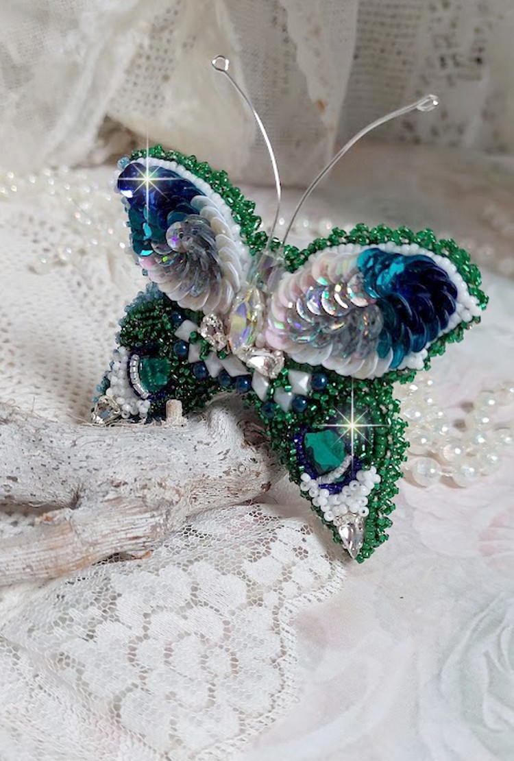 Broche Papillon Clair de Lune Lune brodée avec des cristaux, sequins et rocailles