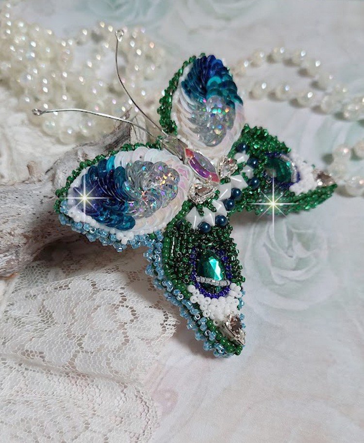 Broche Papillon Clair de Lune Lune brodée avec des cristaux, sequins et rocailles