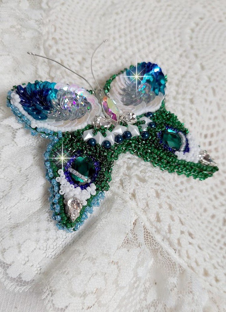 Broche Papillon Clair de Lune Lune brodée avec des cristaux, sequins et rocailles