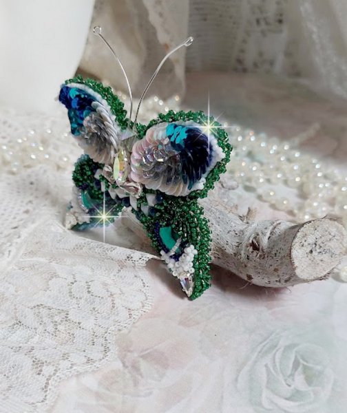 Broche Papillon Clair de Lune Lune brod&eacute;e avec des cristaux, sequins et rocailles