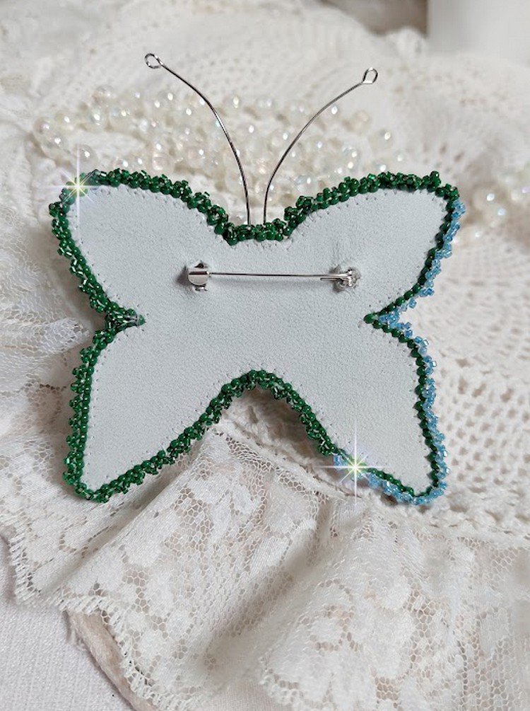 Broche Papillon Clair de Lune Lune brodée avec des cristaux, sequins et rocailles