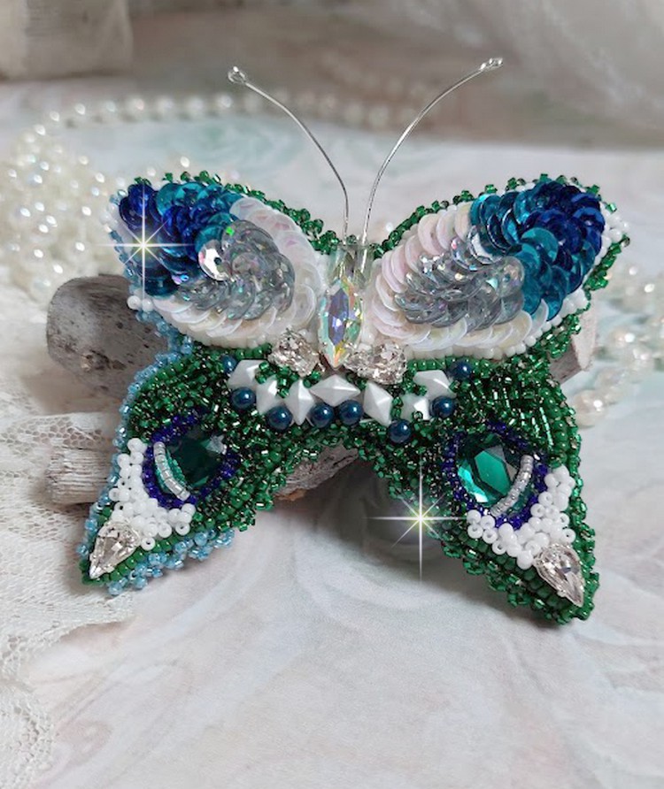 Broche Papillon Clair de Lune Lune brodée avec des cristaux, sequins et rocailles