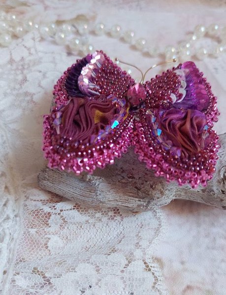 Broche Papillon Violine Fuchsia brod&eacute;e avec ruban de soie, sequins et perles cristal Swarovski