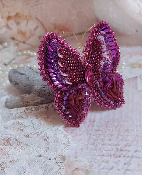 Broche Papillon Violine Fuchsia brod&eacute;e avec ruban de soie, sequins et perles cristal Swarovski