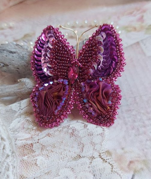 Broche Papillon Violine Fuchsia brod&eacute;e avec ruban de soie, sequins et perles cristal Swarovski