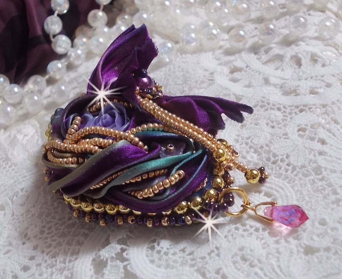 Broche La Passionnée de Venise brodée avec un ruban de soie Purple, une rose en résine mauve et des rocailles Miyuki