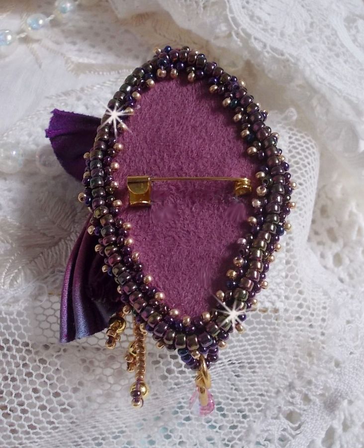 Broche La Passionnée de Venise brodée avec un ruban de soie Purple, une rose en résine mauve et des rocailles Miyuki