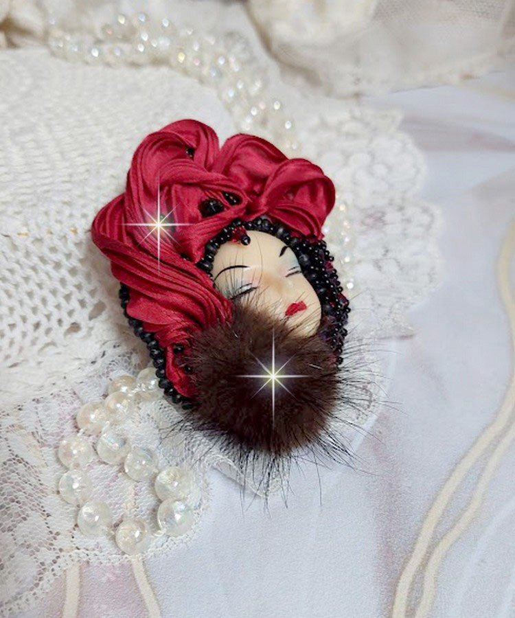 Broche Rouge et Noir brodée avec un ruban de soie de couleur Rouge Foncé à laquelle s’ajoute des toupies Siam AB , perles rondes facettées aplaties Antique Noires et goutte sur un support Doré