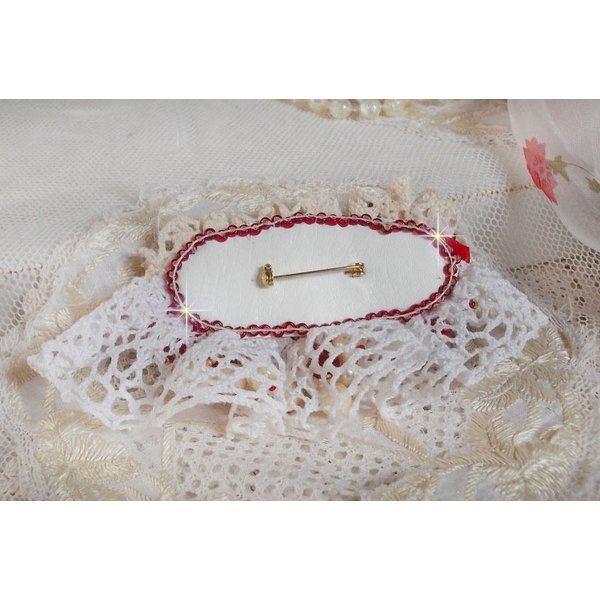 Broche de rub&iacute; bordado con un cabuj&oacute;n de cristal bohemio de los a&ntilde;os 60, perlas, cristales de Swarovski y cuentas de rocalla