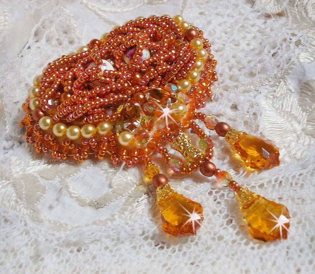 Broche Rumba bordado con cristales Swarovski, strass, navettes Tangerine, cuentas redondas y rocallas