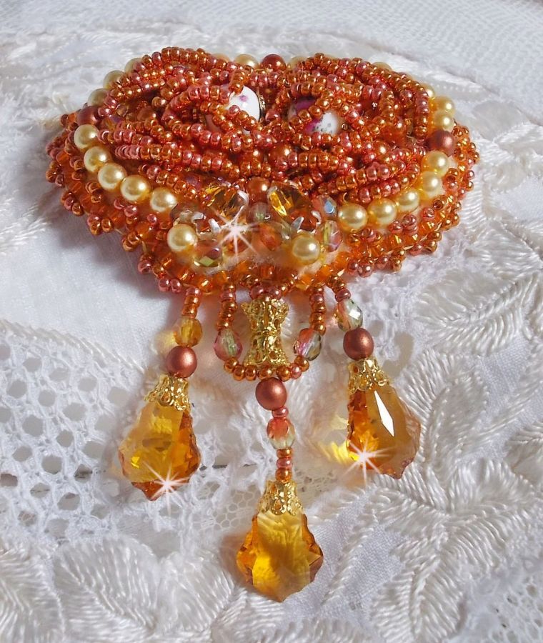 Broche Rumba bordado con cristales Swarovski, strass, navettes Tangerine, cuentas redondas y rocallas