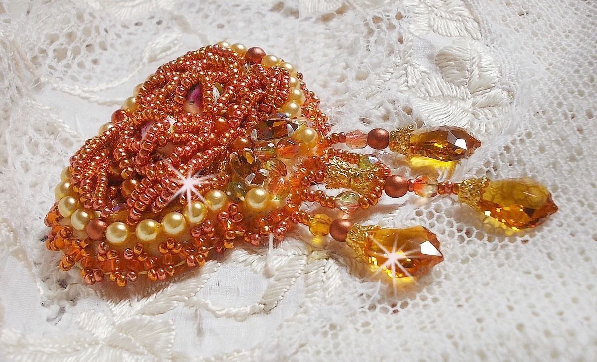 Broche Rumba bordado con cristales Swarovski, strass, navettes Tangerine, cuentas redondas y rocallas