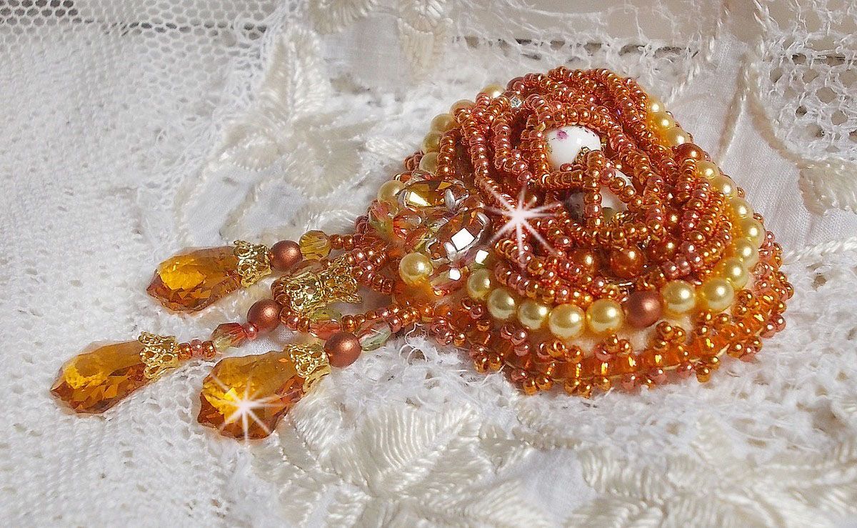 Broche Rumba bordado con cristales Swarovski, strass, navettes Tangerine, cuentas redondas y rocallas