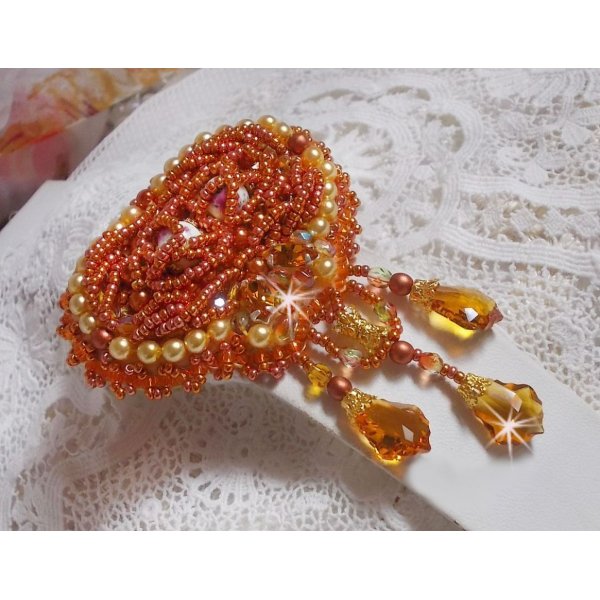 Broche Rumba bordado con cristales Swarovski, strass, navettes Tangerine, cuentas redondas y rocallas
