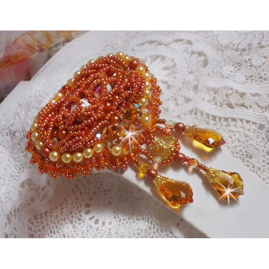 Broche Rumba bordado con cristales Swarovski, strass, navettes Tangerine, cuentas redondas y rocallas