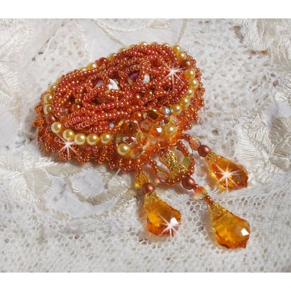Broche Rumba bordado con cristales Swarovski, strass, navettes Tangerine, cuentas redondas y rocallas