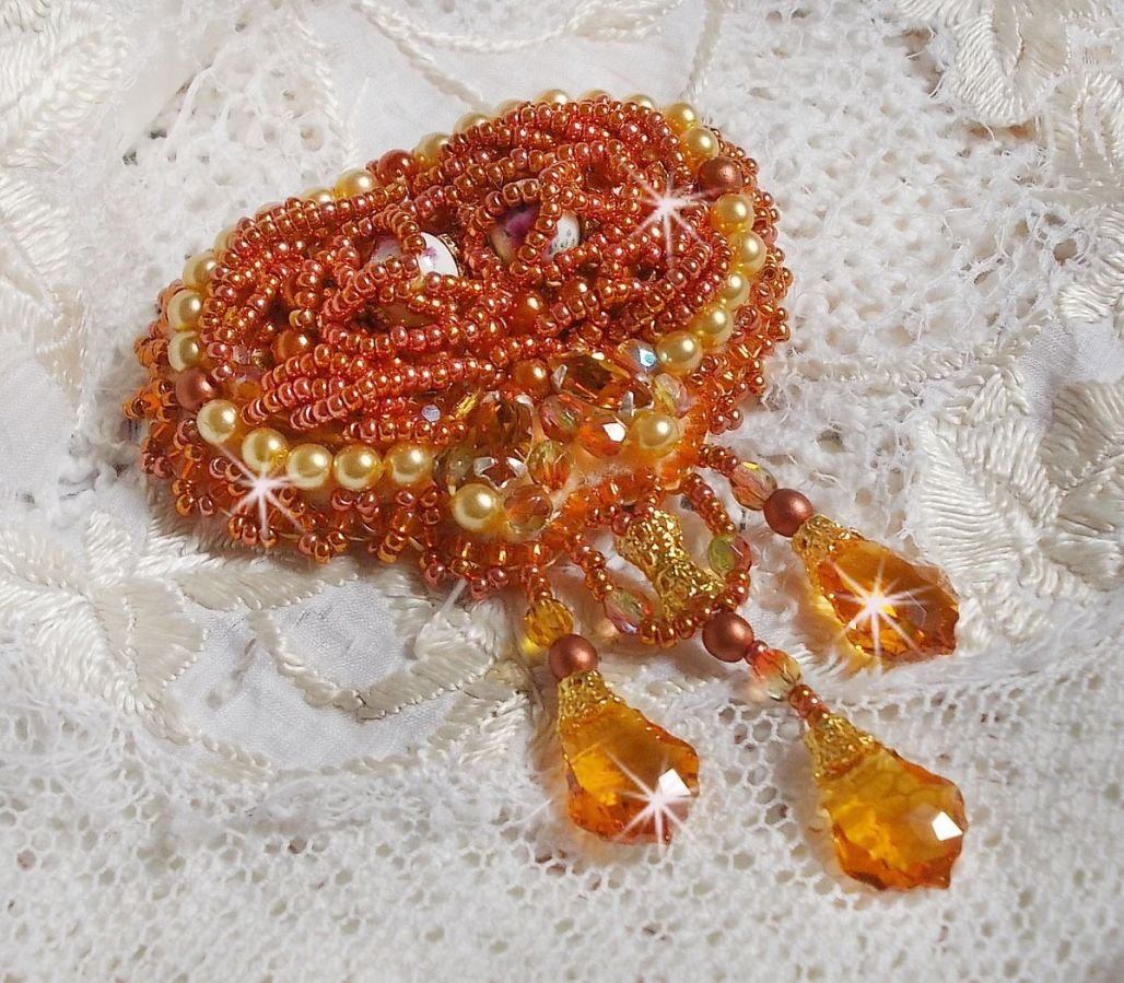 Broche Rumba bordado con cristales Swarovski, strass, navettes Tangerine, cuentas redondas y rocallas