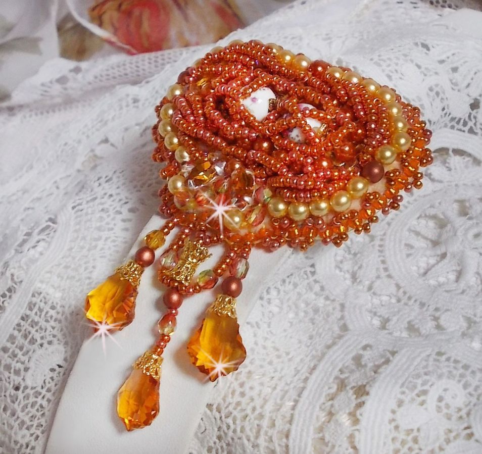 Broche Rumba bordado con cristales Swarovski, strass, navettes Tangerine, cuentas redondas y rocallas