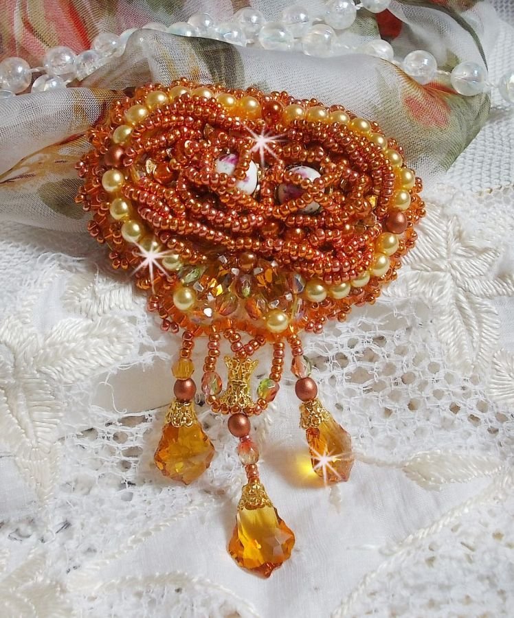 Broche Rumba bordado con cristales Swarovski, strass, navettes Tangerine, cuentas redondas y rocallas