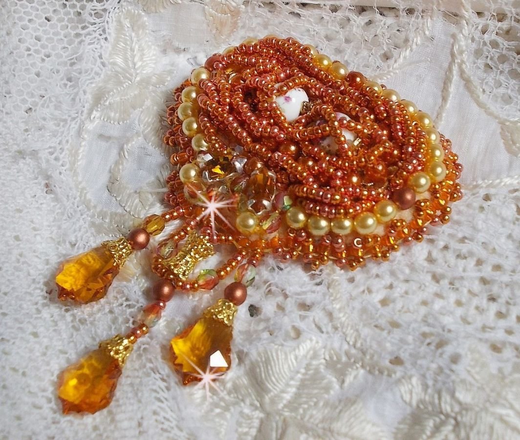 Broche Rumba bordado con cristales Swarovski, strass, navettes Tangerine, cuentas redondas y rocallas