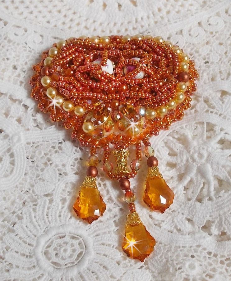 Broche Rumba bordado con cristales Swarovski, strass, navettes Tangerine, cuentas redondas y rocallas