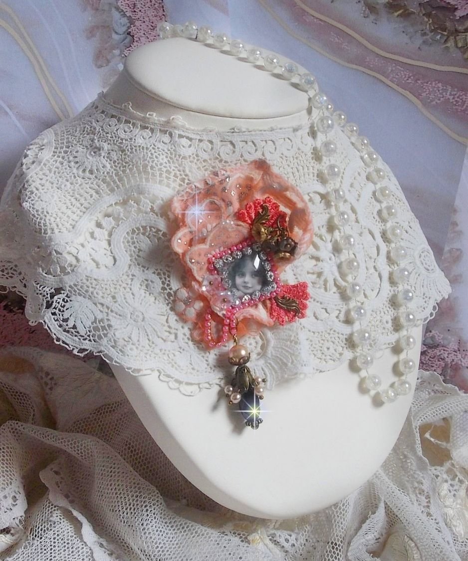 Broche Rosa rústica creado con un cabujón que representa una niña sonriente, strass naranja y encaje rosa, cristales, cuentas de vidrio y accesorios varios