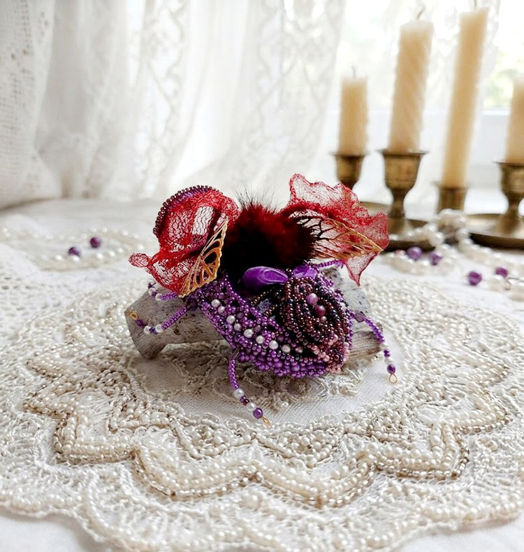 Brodée à la main avec des rocailles Miyuki violettes et petite fourrure