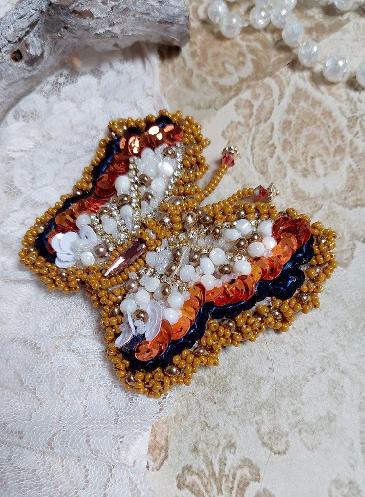 Broche Papillon Topaz brodée avec perles de gemme en Nacre, rocailles, cuir vachette et perles cristal Swarovski