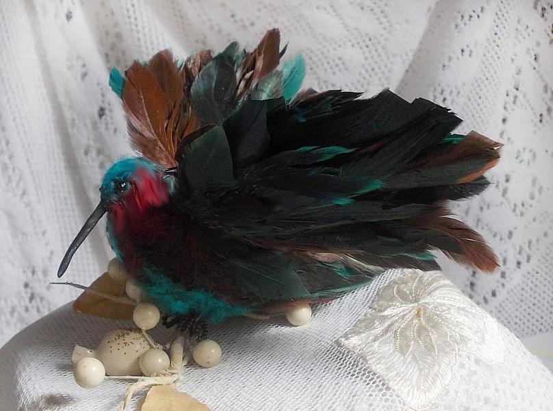 Le Colibri Thalassin cr&eacute;e enti&egrave;rement en porcelaine, des plumes de Coq et Fantaisies, des petites rocailles