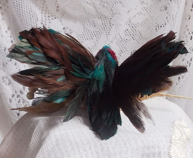 Le Colibri Thalassin cr&eacute;e enti&egrave;rement en porcelaine, des plumes de Coq et Fantaisies, des petites rocailles