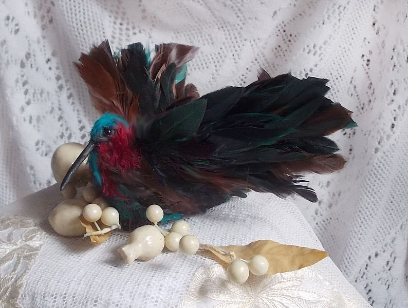 Le Colibri Thalassin cr&eacute;e enti&egrave;rement en porcelaine, des plumes de Coq et Fantaisies, des petites rocailles