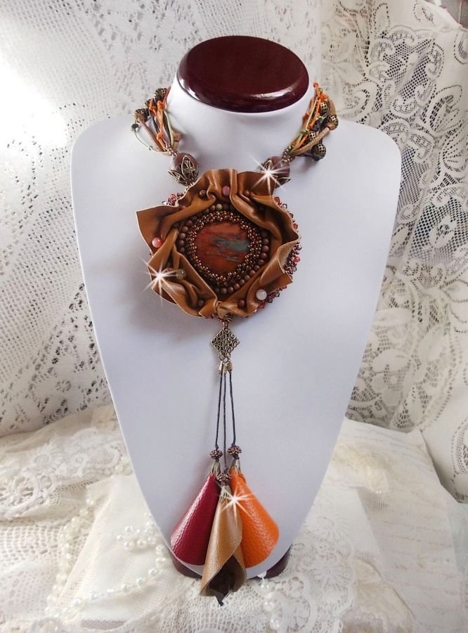 Collar Romance Ámbar Bordado con cuero Caramelo/Naranja/Caoba, piedras semipreciosas (Ágata, Citrino, Jaspe Picasso) y cristales de Swarovski