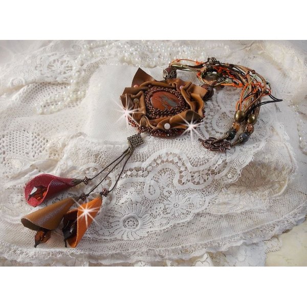 Collar Romance &Aacute;mbar Bordado con cuero Caramelo/Naranja/Caoba, piedras semipreciosas (&Aacute;gata, Citrino, Jaspe Picasso) y cristales de Swarovski