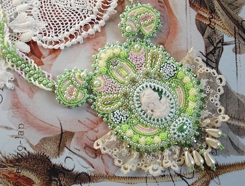 Collar pectoral Anisse Haute-Couture bordado con encaje antiguo, cabuj&oacute;n de resina con retrato de mujer.