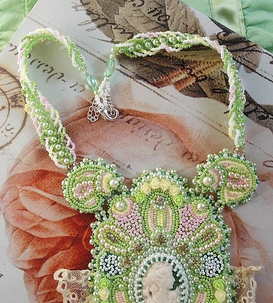 Collar pectoral Anisse Haute-Couture bordado con encaje antiguo, cabuj&oacute;n de resina con retrato de mujer.