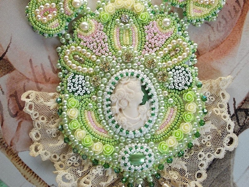 Collar pectoral Anisse Haute-Couture bordado con encaje antiguo, cabuj&oacute;n de resina con retrato de mujer.