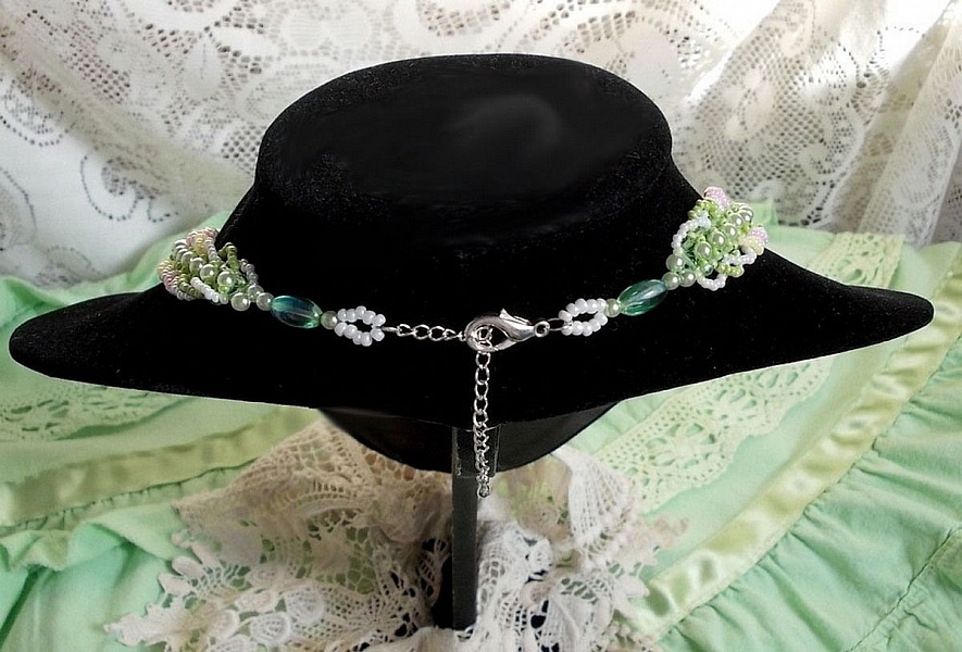 Collar pectoral Anisse Haute-Couture bordado con encaje antiguo, cabuj&oacute;n de resina con retrato de mujer.