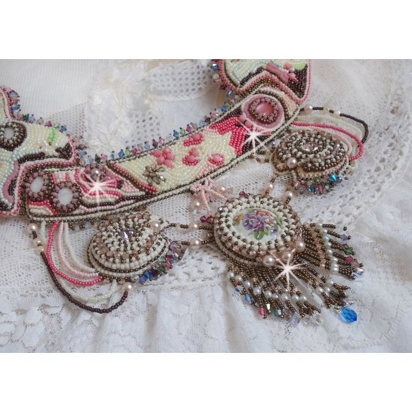 Collar Arc-En-Ciel Haute-Couture bordado con un cabuj&oacute;n de porcelana Limoge, cristales Swarovski y perlas. 