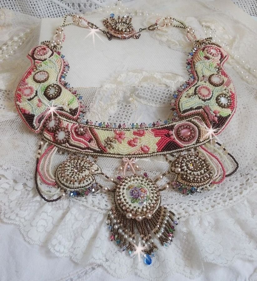 Collar Arc-En-Ciel Haute-Couture bordado con un cabujón de porcelana Limoge, cristales Swarovski y perlas. 