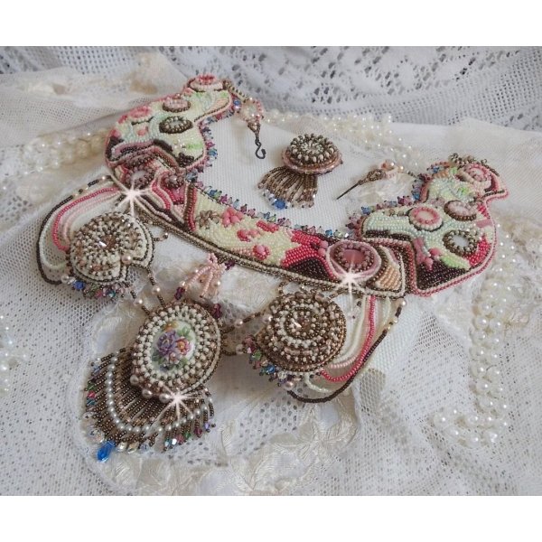 Collar Arc-En-Ciel Haute-Couture bordado con un cabuj&oacute;n de porcelana Limoge, cristales Swarovski y perlas. 