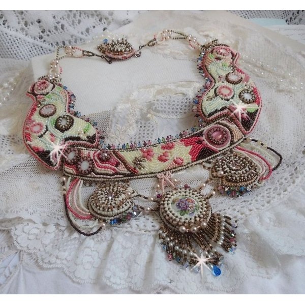 Collar Arc-En-Ciel Haute-Couture bordado con un cabuj&oacute;n de porcelana Limoge, cristales Swarovski y perlas. 