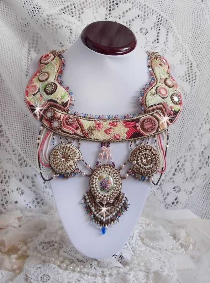 Collar Arc-En-Ciel Haute-Couture bordado con un cabujón de porcelana Limoge, cristales Swarovski y perlas. 